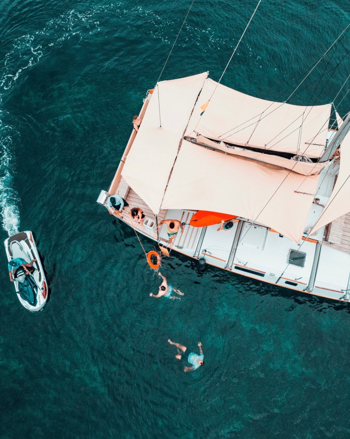 CATAMARAN | 28 PERSONAS