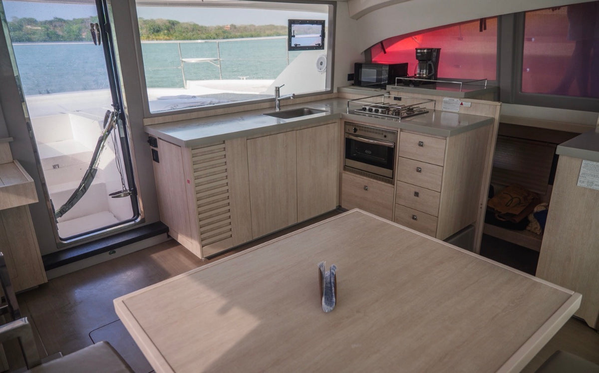 CATAMARAN | 25 PERSONAS